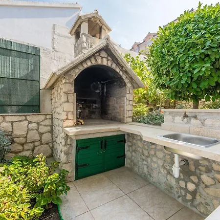 Bubi アパート トロギール